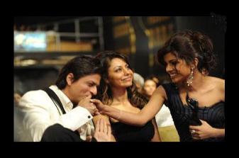 Gauri ignores Priyanka at SRK's bash